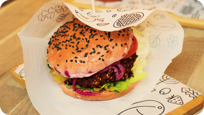 Hambúrguer vegano envolto em papel.